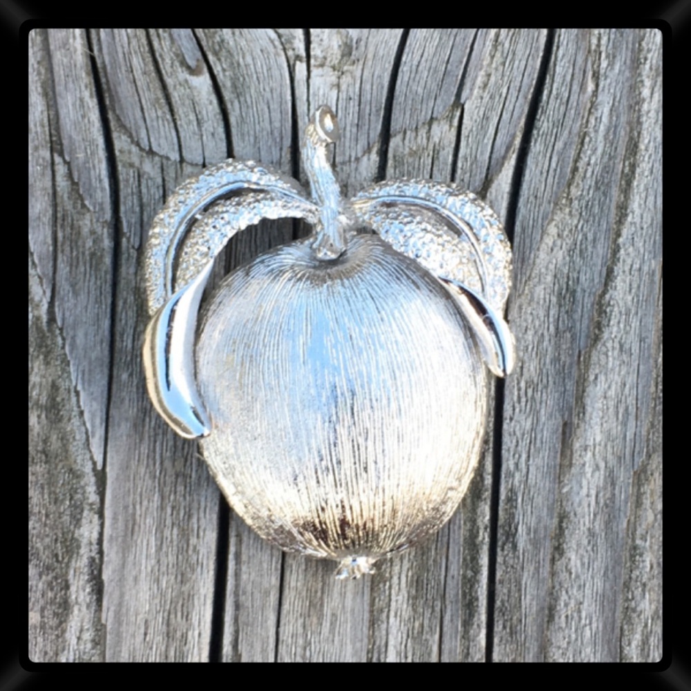 - Sarah Coventry Solid Apple Brooch! VTG